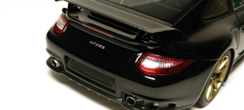 Illustration for article titled Porsche 911 GT2 RS by Minichamps